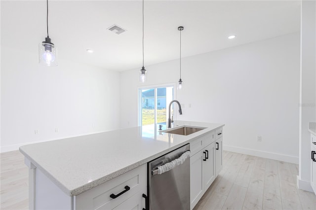 kitchen with a kitchen island with sink, sink, light hardwood / wood-style flooring, dishwasher, and white cabinetry