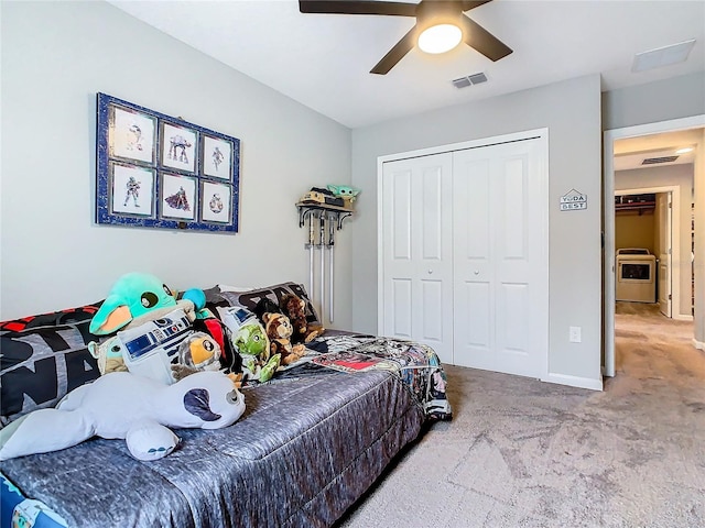 bedroom with a closet, carpet flooring, visible vents, and a ceiling fan