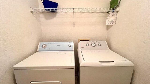 washroom featuring washing machine and clothes dryer