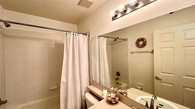 full bathroom featuring a textured ceiling, shower / bath combo, toilet, and sink