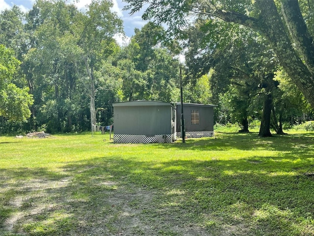 view of yard featuring an outdoor structure