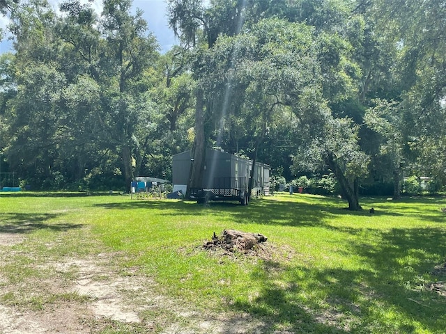 view of yard featuring an outdoor structure