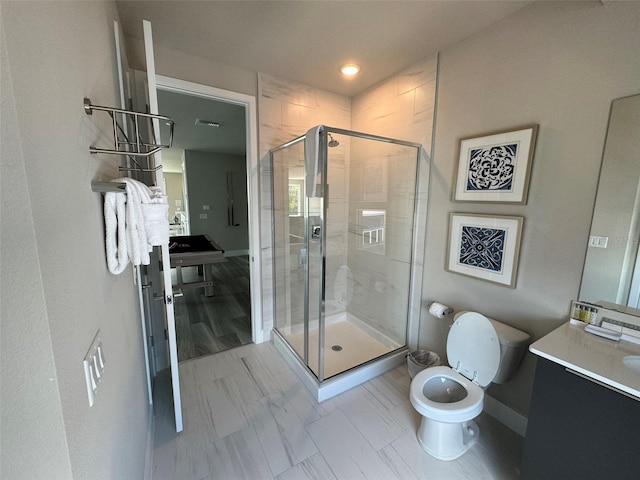 full bath featuring visible vents, toilet, a stall shower, baseboards, and vanity