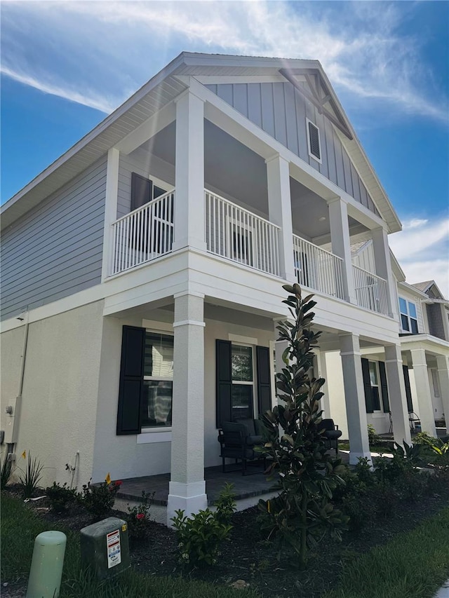 view of front of house featuring a balcony