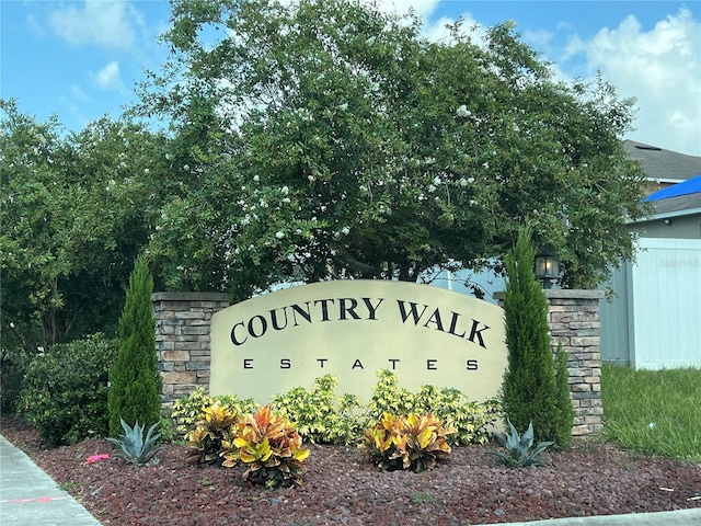 view of community / neighborhood sign