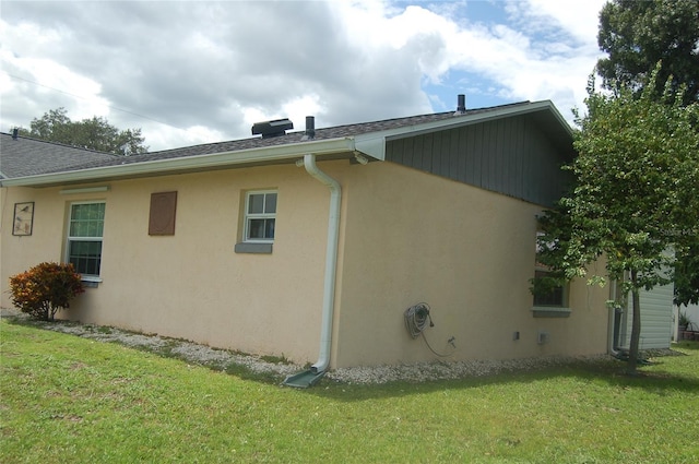 view of side of property featuring a lawn