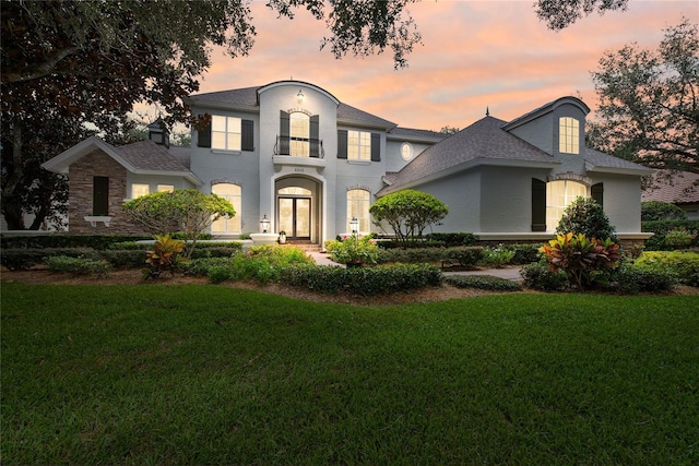 view of front of property featuring a lawn