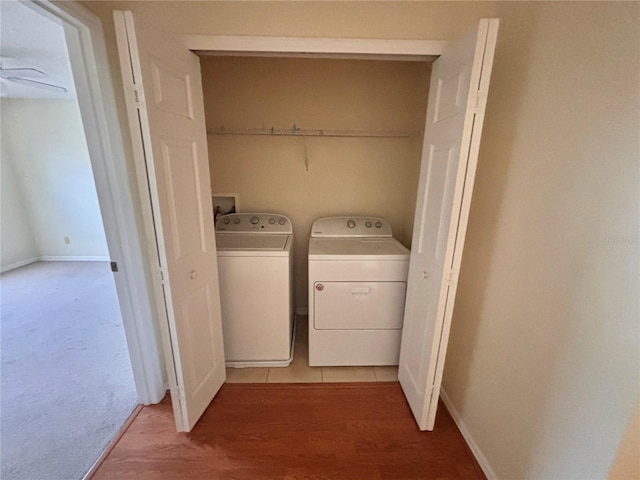 laundry area with tile patterned flooring, ceiling fan, and washer and clothes dryer