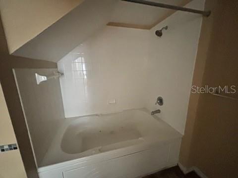 bathroom featuring tiled shower / bath combo