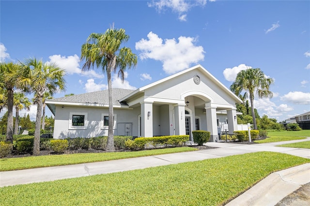 view of front of home featuring a front yard