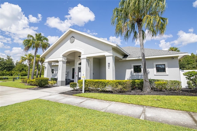 view of front of house featuring a front yard