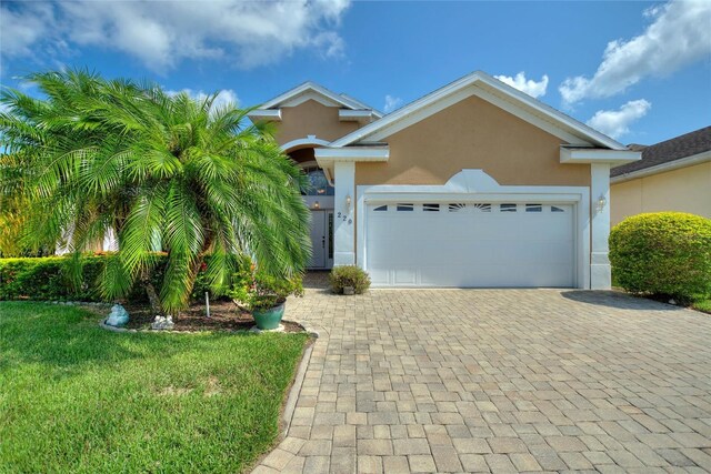 view of front facade featuring a front yard