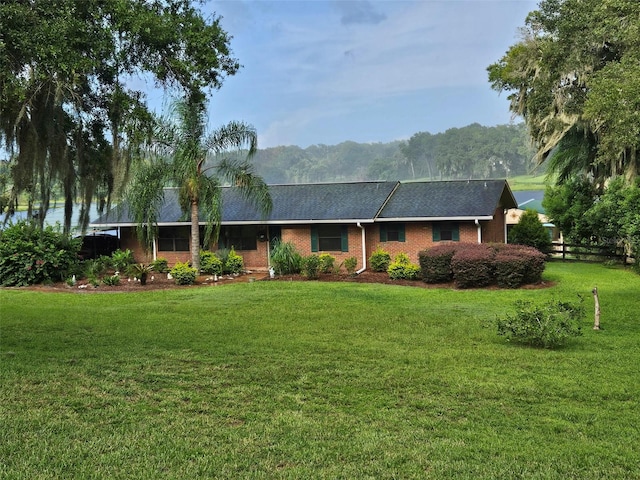 ranch-style house featuring a front yard