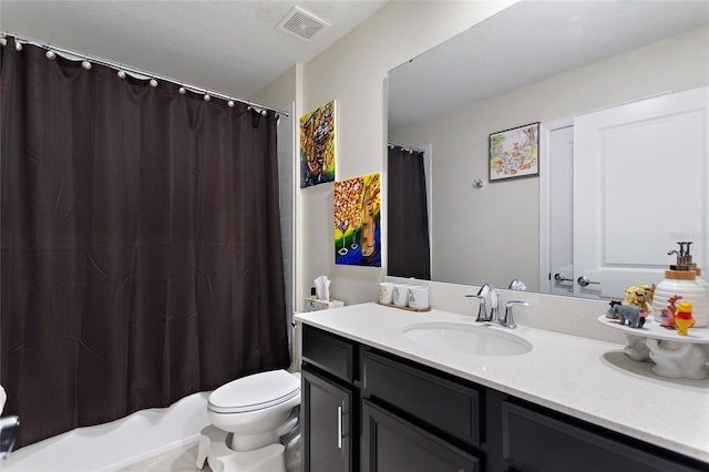 full bathroom with shower / tub combo with curtain, vanity, and toilet