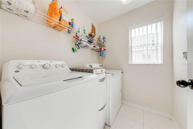 washroom featuring light tile patterned floors and washing machine and dryer