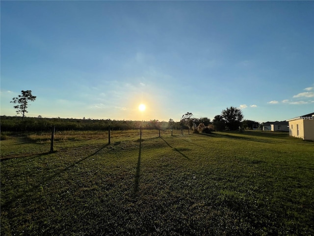 view of yard featuring a rural view