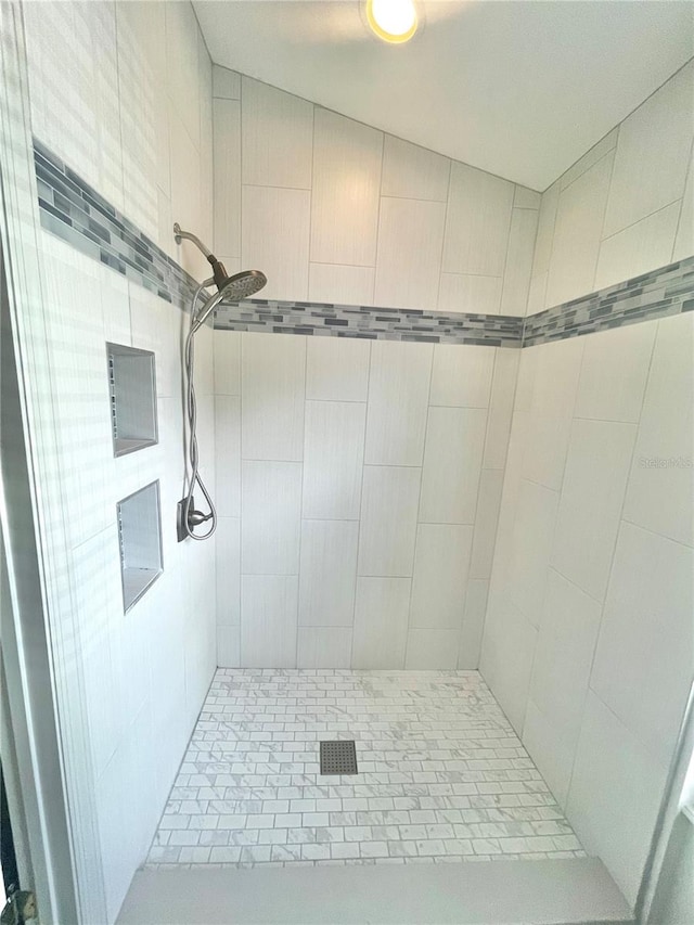 bathroom featuring a tile shower