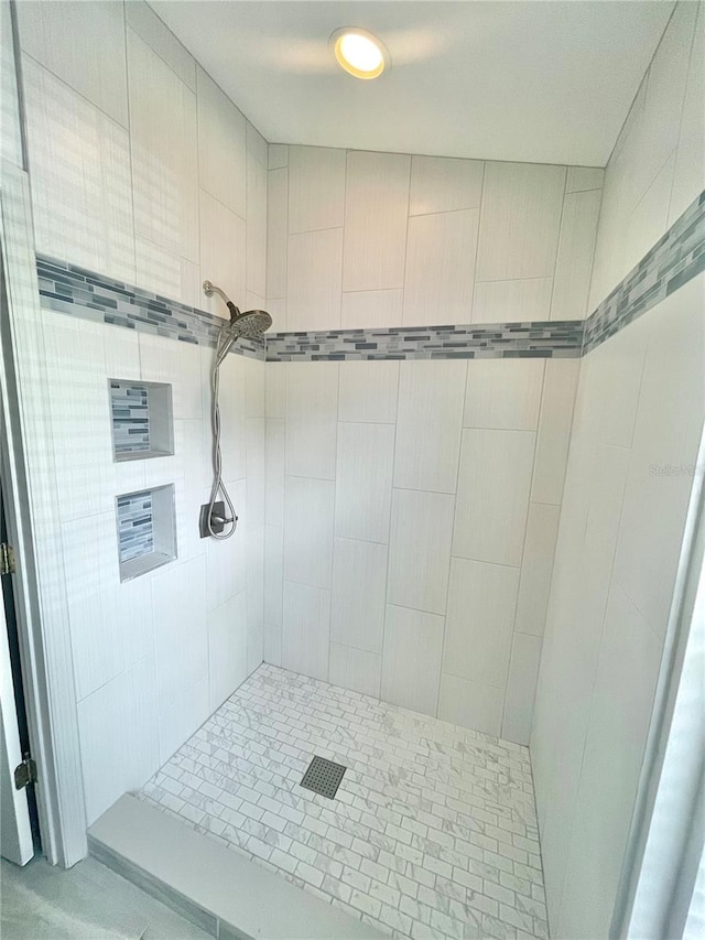 bathroom featuring tiled shower