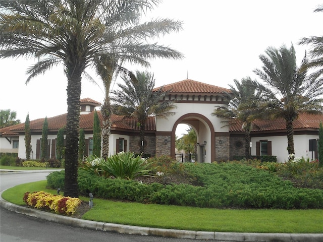 view of front of house featuring a front yard