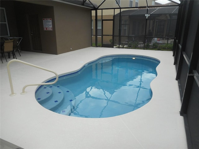 5265 Oakbourne Ave, Davenport, FL 33837 - swimming pool with a patio area and glass enclosure