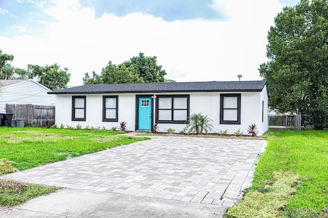 single story home featuring a front lawn