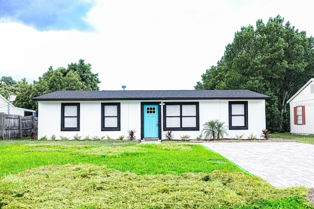 single story home featuring a front yard