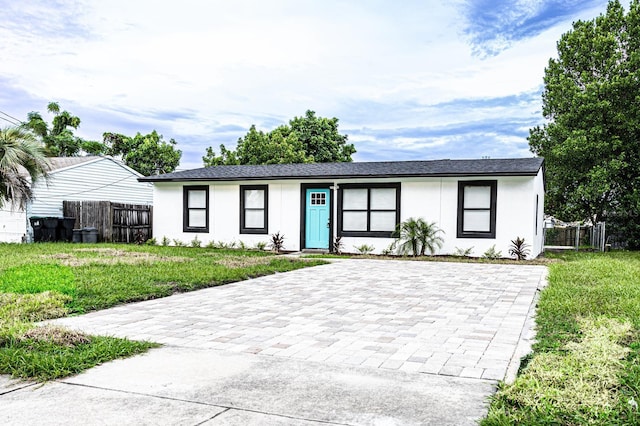 single story home with a front lawn