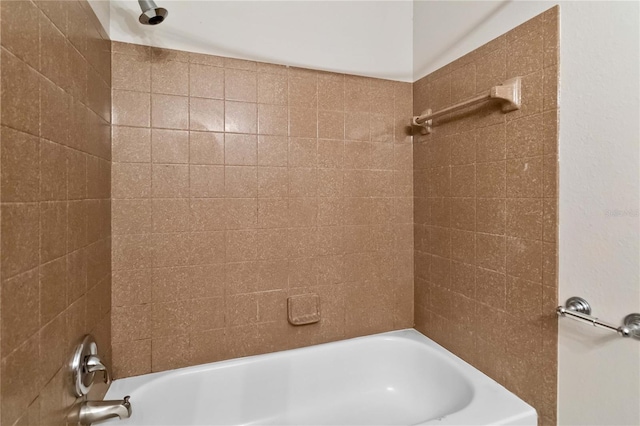 bathroom featuring tiled shower / bath combo