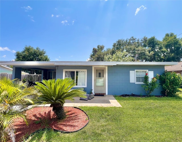 single story home with a front lawn