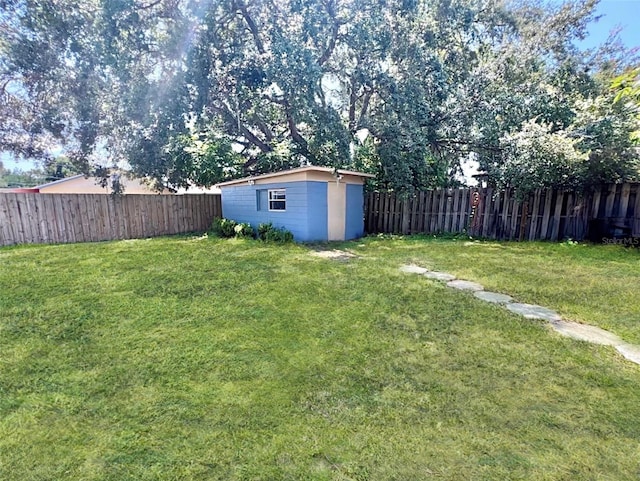 view of yard with an outdoor structure