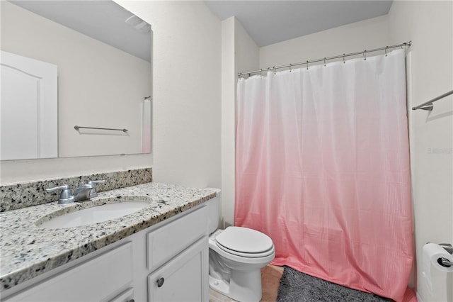 full bath with toilet, a shower with curtain, and vanity