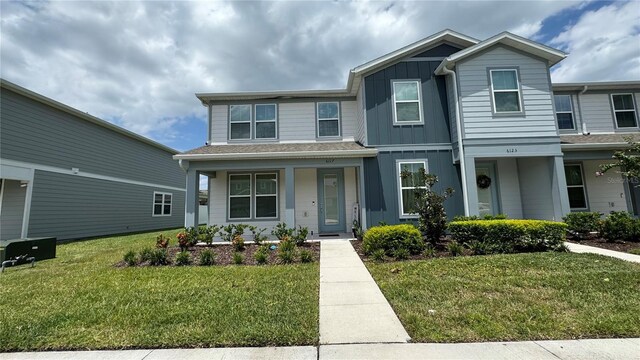 view of front of home featuring a front yard