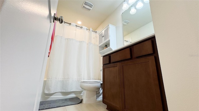 bathroom featuring visible vents, shower / tub combo with curtain, vanity, and toilet