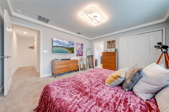 bedroom with baseboards, visible vents, arched walkways, light colored carpet, and a textured ceiling