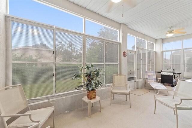 sunroom with ceiling fan