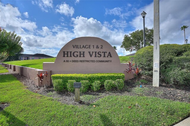 community sign with a yard