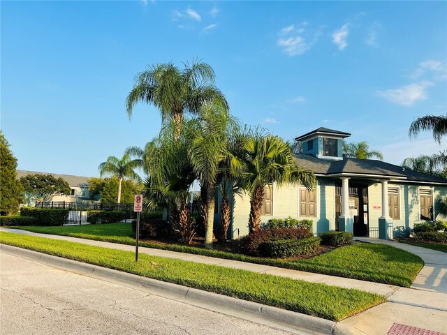 view of front facade featuring a front lawn