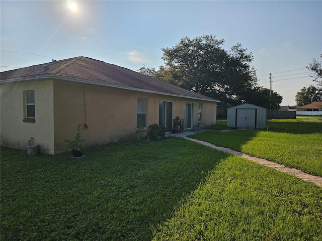 view of front of house featuring a storage shed and a front yard