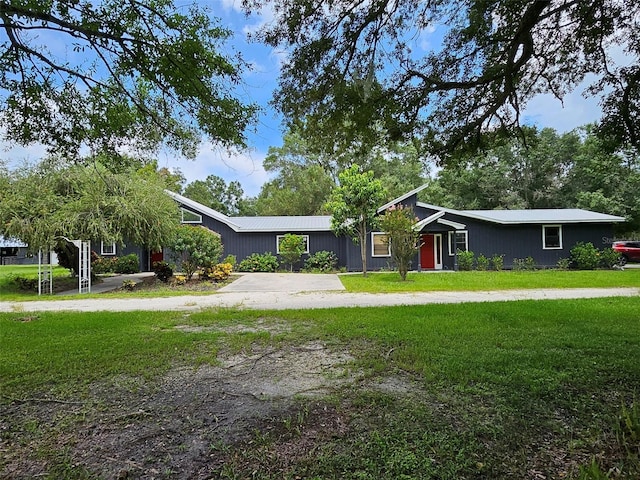 ranch-style home featuring a front lawn