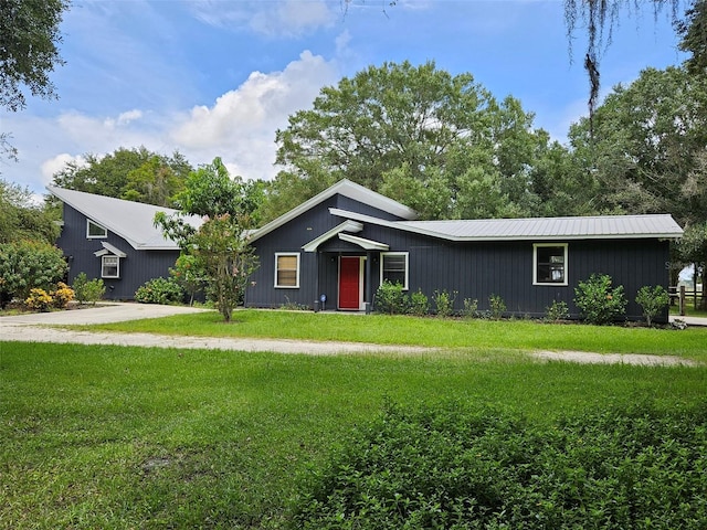 single story home featuring a front yard