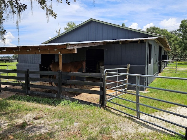 view of stable featuring an outdoor structure and a yard