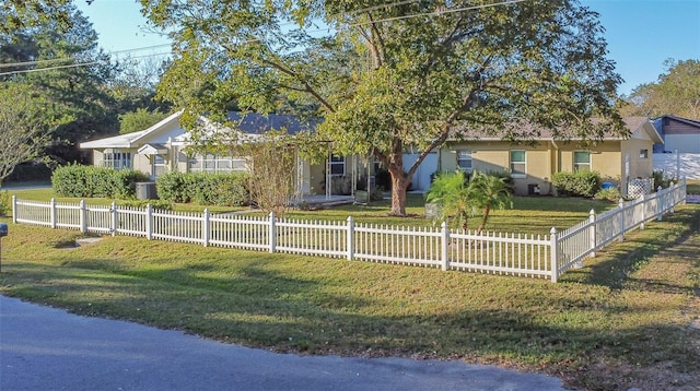 view of front of house featuring a front lawn