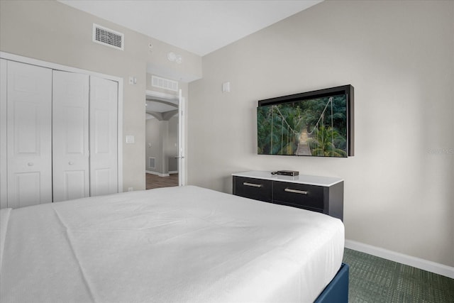 bedroom featuring arched walkways, a closet, visible vents, and baseboards