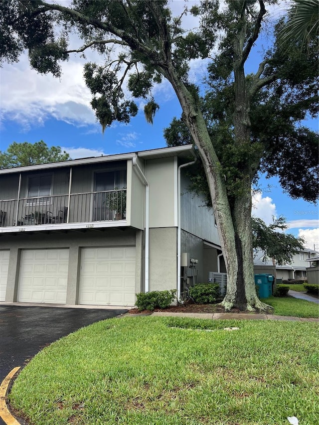 view of front facade featuring a front yard and a garage