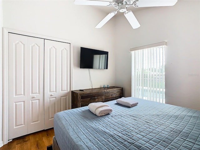 bedroom with ceiling fan, wood-type flooring, and a closet