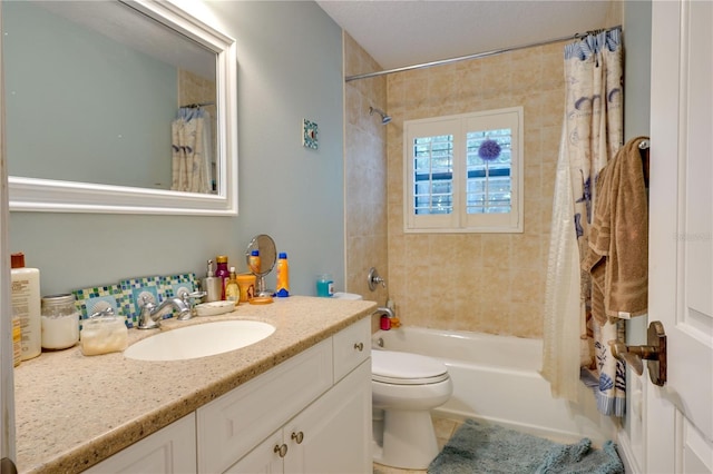 full bath with shower / tub combo with curtain, vanity, and toilet