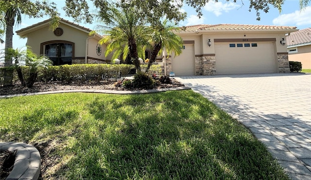 view of front of home featuring a garage and a front yard