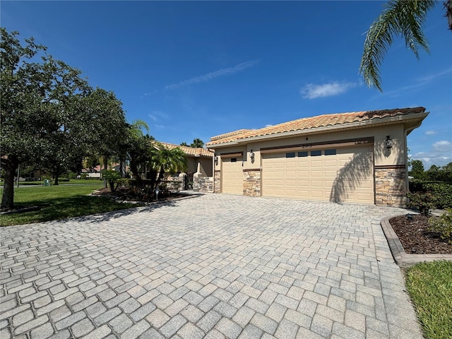 view of front facade featuring a garage and a front yard