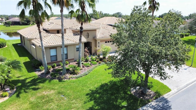 view of yard featuring a garage and a water view