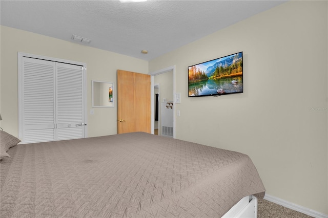 carpeted bedroom featuring baseboards, visible vents, a textured ceiling, and a closet
